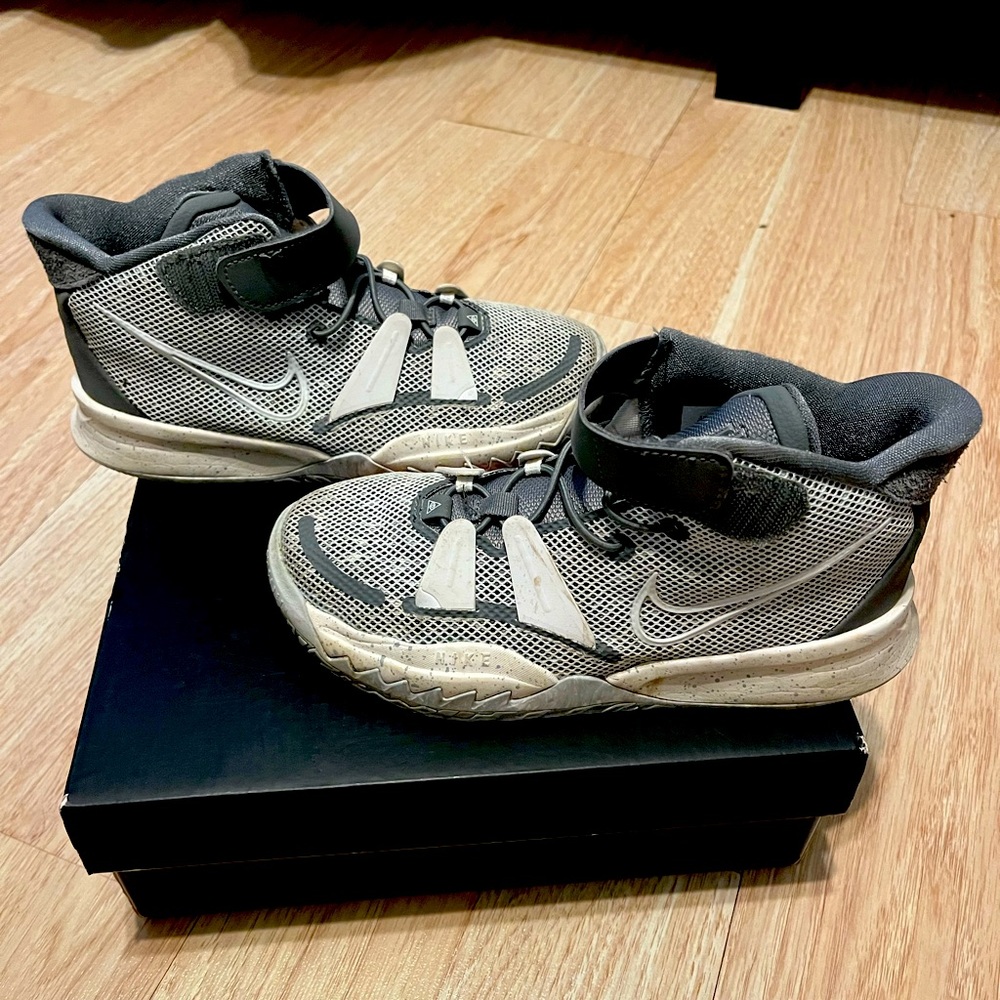 Barley worn Nike Kylie’s size 2.5